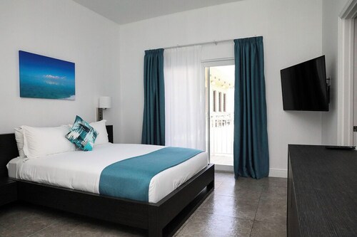 Ocean Breeze Resort  - 2-bedroom hotel suite, Pool, Gym and Restaurant