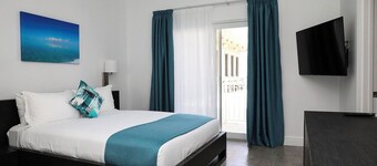 Ocean Breeze Resort - 2-bedroom hotel suite, Pool, Gym and Restaurant