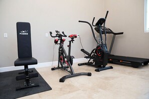 Fitness facility - Ocean Breeze Resort  - 2-bedroom hotel suite, Pool, Gym and Restaurant (Whitby)