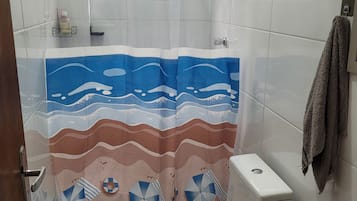 Chuveiro, sabonete, papel higiênico
