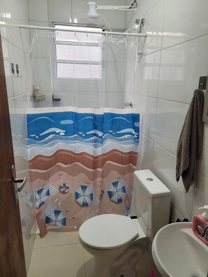Shower, soap, toilet paper - Cozy house in Solemar, 3 minutes from the beach, pets allowed. (Praia Grande)
