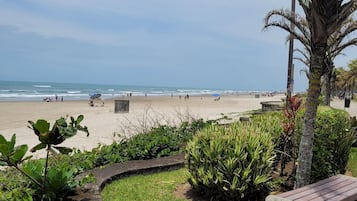 Perto da praia, espreguiçadeiras