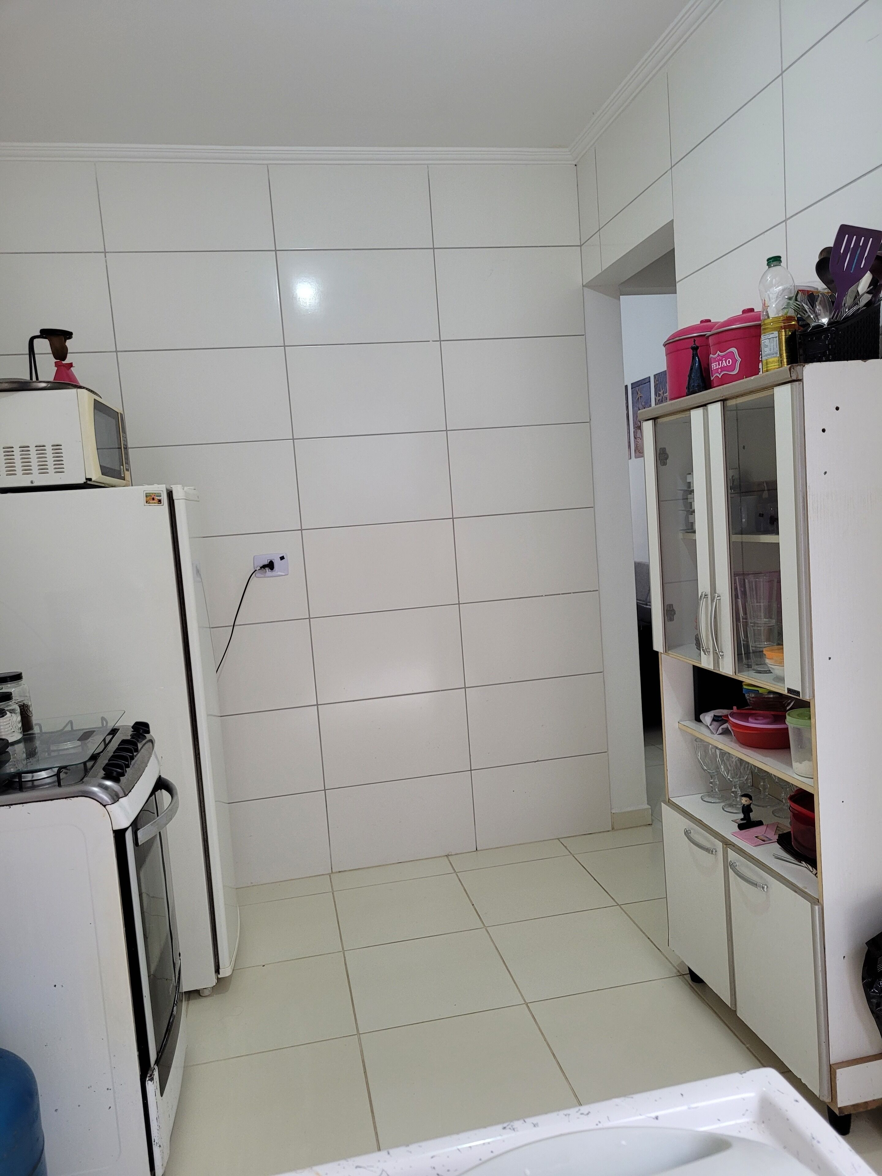 Geladeira, micro-ondas, cooktop, cafeteira/chaleira