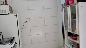 Geladeira, micro-ondas, cooktop, cafeteira/chaleira