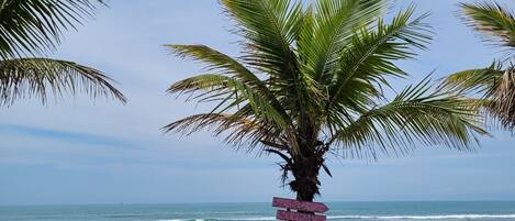 Nær stranden og solsenger