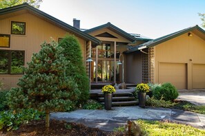 Exterior - Custom 3-bedroom contemporary home on 10 rural acres yet near all amenities (Williston)