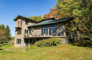 Exterior - Custom 3-bedroom contemporary home on 10 rural acres yet near all amenities (Williston)