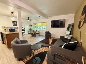 Smart TV - Cozy 2BR Home Near Disney & Downtown Kissimmee central LOCATION / LARGE parking (Kissimmee)