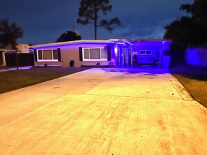 Exterior - Cozy 2BR Home Near Disney & Downtown Kissimmee central LOCATION / LARGE parking (Kissimmee)