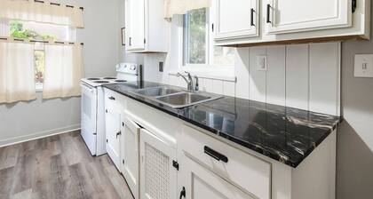 Quiet Pittsburgh 3BR | Parking, AC + Pets