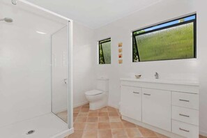 Shower, hair dryer, towels - Spectacular Woolleys Bay (Matapouri)