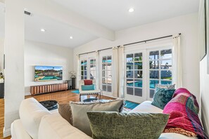 Smart TV, table football, ping pong - Mid-Century Mountain Paradise - Nestled in the heart of Araby, a Palm Springs' coveted neighborhood (Palm Springs)