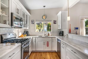 Fridge, microwave, oven, stovetop - Mid-Century Mountain Paradise - Nestled in the heart of Araby, a Palm Springs' coveted neighborhood (Palm Springs)