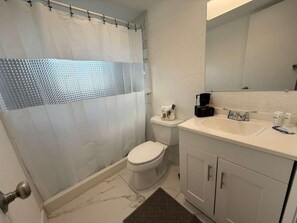 تجهيزات دش، مجففات شعر، مناشف، ورق حمّام