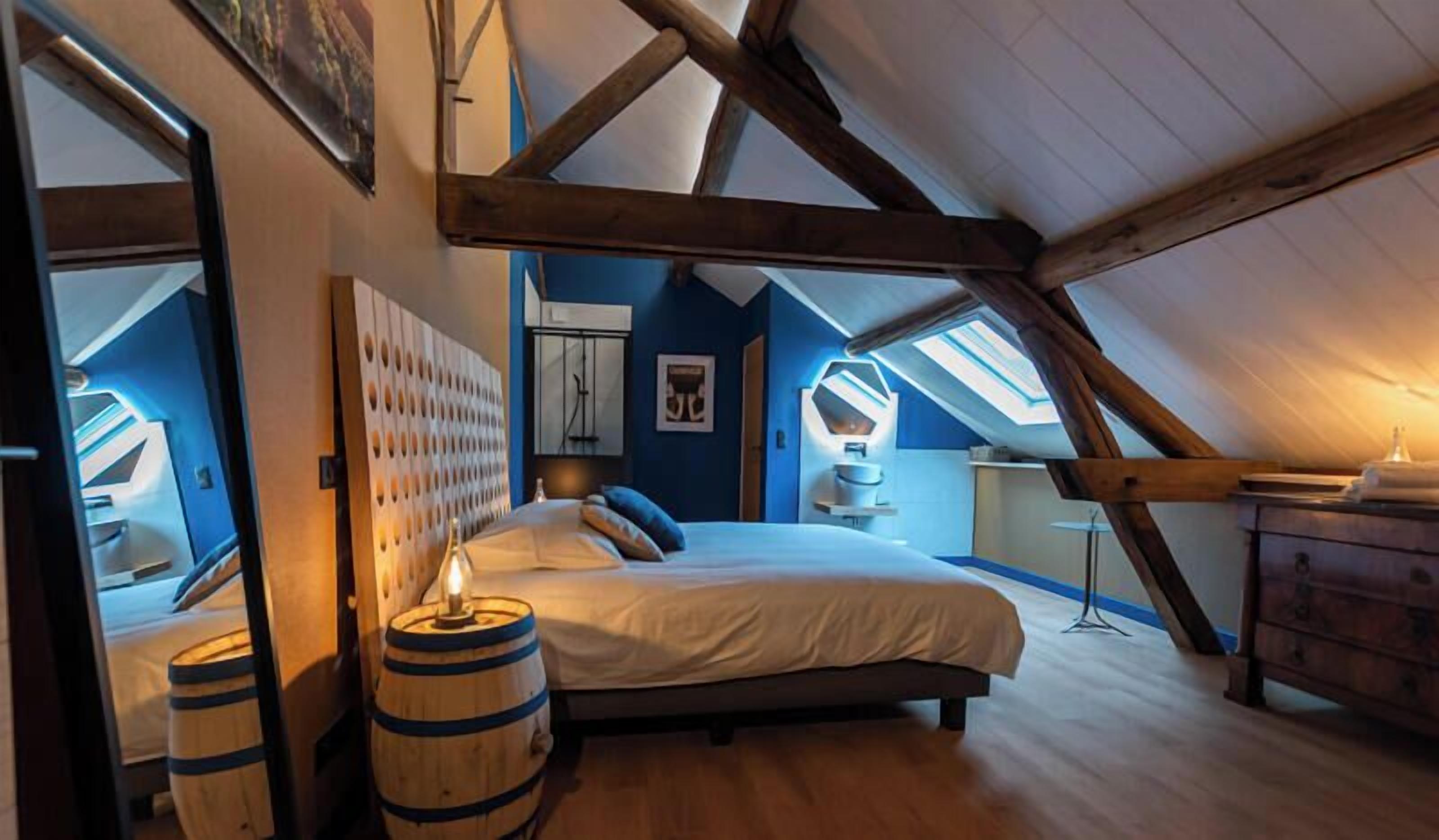 6 bedrooms, iron/ironing board, travel crib, WiFi (free)