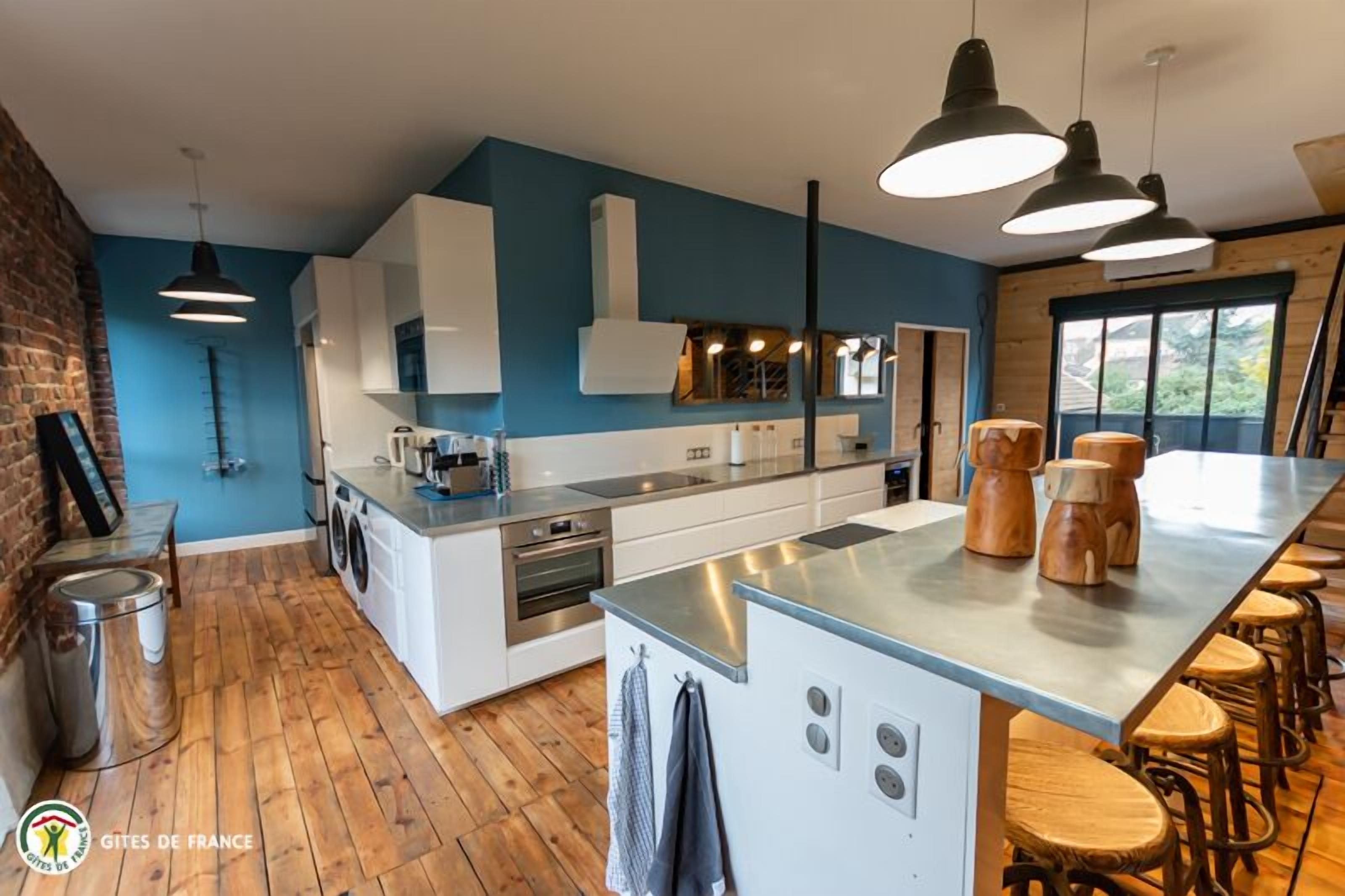 Micro-ondes, four, lave-vaisselle, chaise haute