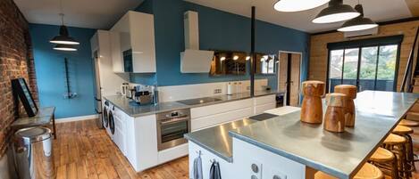 Een microgolfoven, een oven, een vaatwasser, een kinderstoel