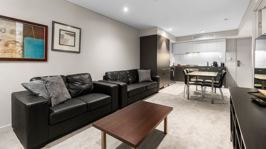 2-bed City Retreat With Gym and Pool Access