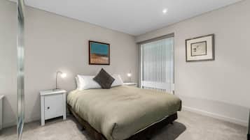 Apartment | 2 bedrooms, laptop workspace, bed sheets