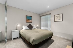2 bedrooms, laptop workspace, bed sheets - 2-bed City Retreat With Gym and Pool Access (Adelaide)