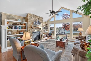 Fernseher, Kamin, Tischfußball, Bücher