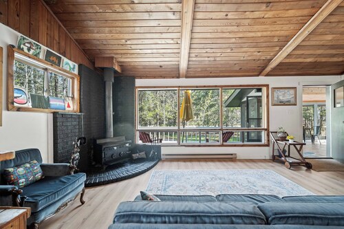 Contemporary forest retreat