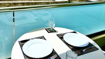 Chambre Double, balcon, vue partielle sur la mer | Vue depuis le balcon