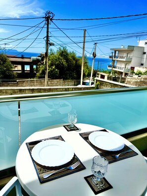 Chambre Double, balcon, vue partielle sur la mer | Vue depuis le balcon