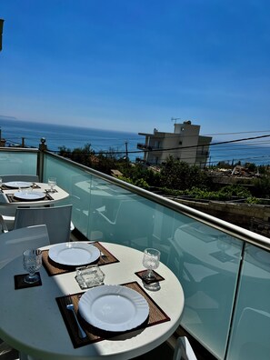 Deluxe Διαμέρισμα, 2 Υπνοδωμάτια, Μπαλκόνι, Θέα στη Θάλασσα | Περιοχή καθιστικού | Τηλεοράσεις