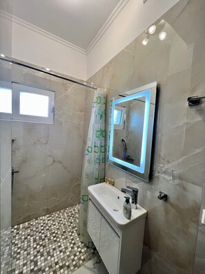 Basic Double Room, Balcony, Partial Sea View | Bathroom - Oscar apartments Drymades (Dhërmi)
