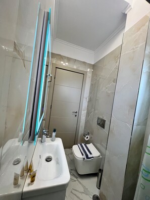 Chambre Double, balcon, vue partielle sur la mer | Salle de bain