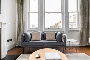 TV, stereo - Blueground | Kensington, view, nr Kensington Gardens (London)