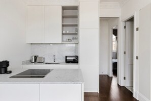 Fridge, microwave, oven, dishwasher - Blueground | Kensington, view, nr Kensington Gardens (London)