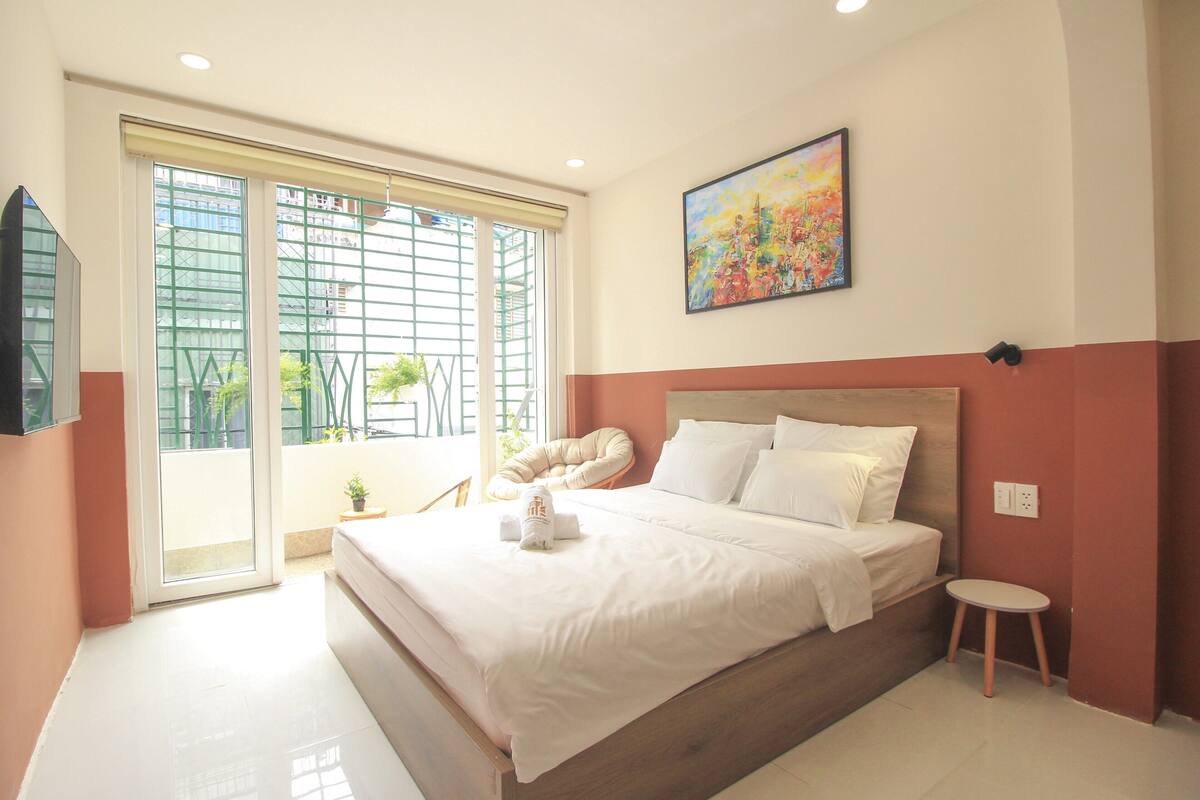 Deluxe Studio, 1 Queen Bed, Balcony | In-room safe, desk, blackout curtains, free WiFi