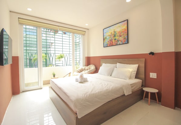 Studio Suite, 1 Queen Bed, Balcony | In-room safe, desk, blackout drapes, free WiFi - De Lustora (Ho Chi Minh)