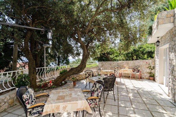Outdoor dining - Guest House Daniela - Double Room With Balcony and Partial Sea View (Zupa dubrovacka)
