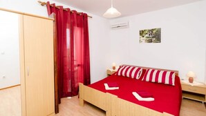 1 bedroom, iron/ironing board - Guest House Kola - Standard Double Room With Balcony (Dubrovacko Primorje)