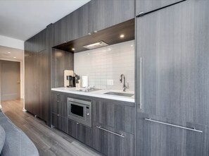 Four Ă micro-ondes, surface de cuisson, lave-vaisselle