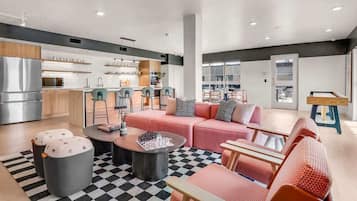 Televisión, chimenea y oficina