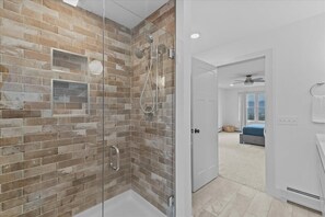 Shower, hair dryer - Modern, Peaceful Forest Getaway in Waterbury (Waterbury)