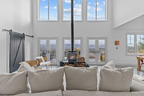 Smart TV, fireplace - Modern, Peaceful Forest Getaway in Waterbury (Waterbury)