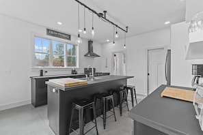 Fridge, oven, stovetop, dishwasher - Modern, Peaceful Forest Getaway in Waterbury (Waterbury)