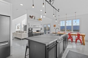 Interior - Modern, Peaceful Forest Getaway in Waterbury (Waterbury)