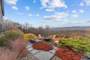 Terrace/patio - Modern, Peaceful Forest Getaway in Waterbury (Waterbury)