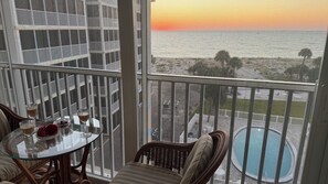 Property grounds - Seasonal Only Furnished Top-Floor Corner Unit Bay & Ocean Views Steps to Beach (Venice)