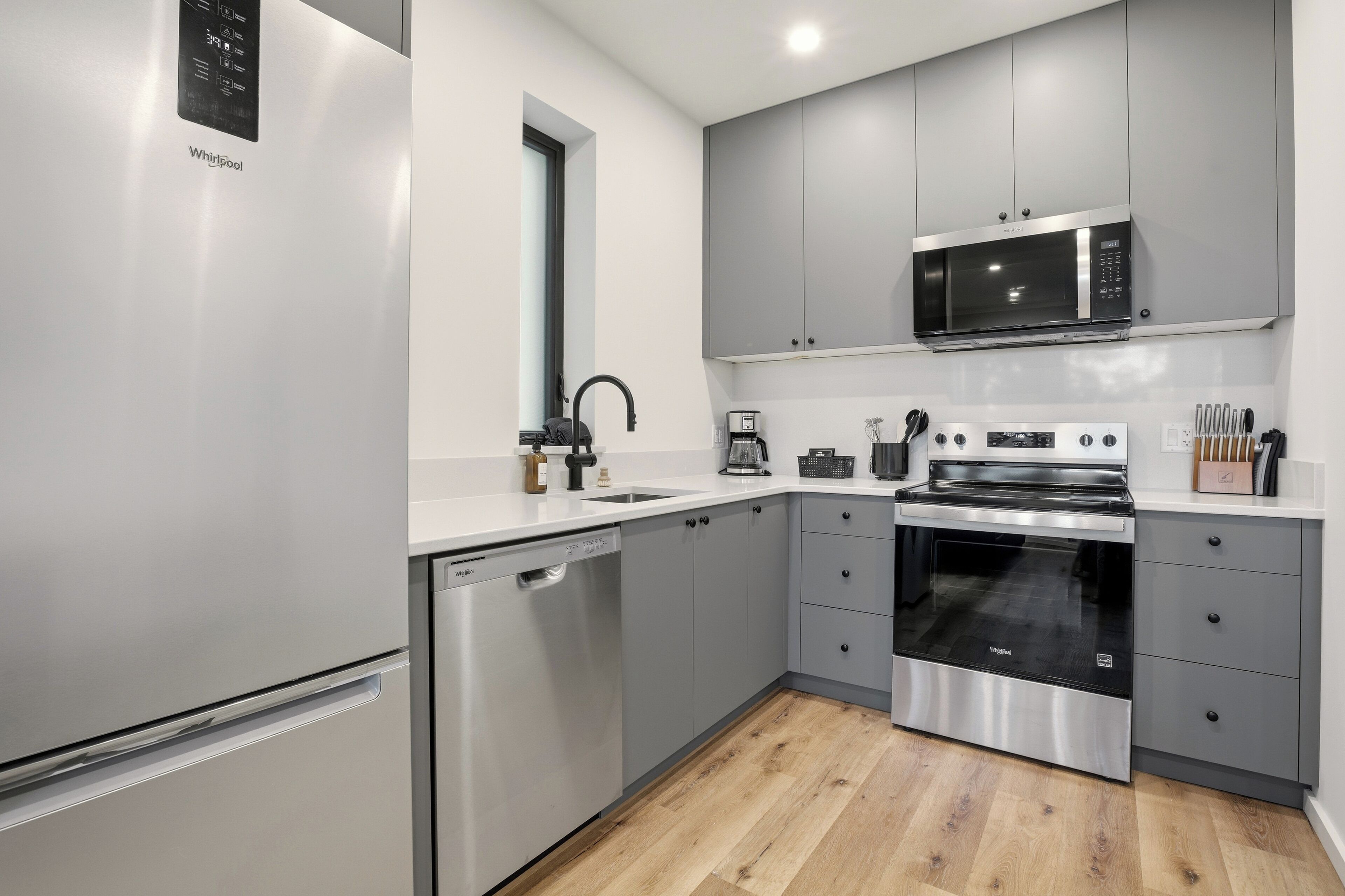 Mikrobølgeovn, ovn, kokeplater og oppvaskmaskin