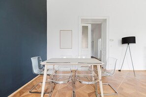 Dining - Blueground | Wieden, pool, nr Belvedere (Vienna)