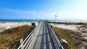 On the beach - Beachfront 2BR @ Phoenix III • Sleeps 8 • Gulf Views, Balcony & Family-Friendly Resort Amenities (Orange Beach)