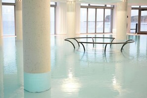 A spacious indoor swimming pool with clear views of the outside. - Thalazur St Jean de Luz (Saint-Jean-de-Luz)