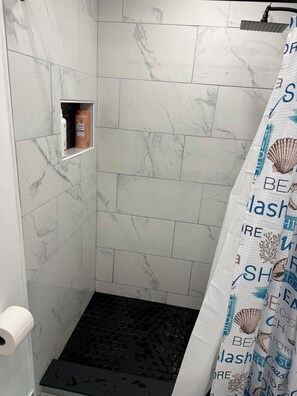 Secador de cabelo, toalhas de banho, papel higiênico 